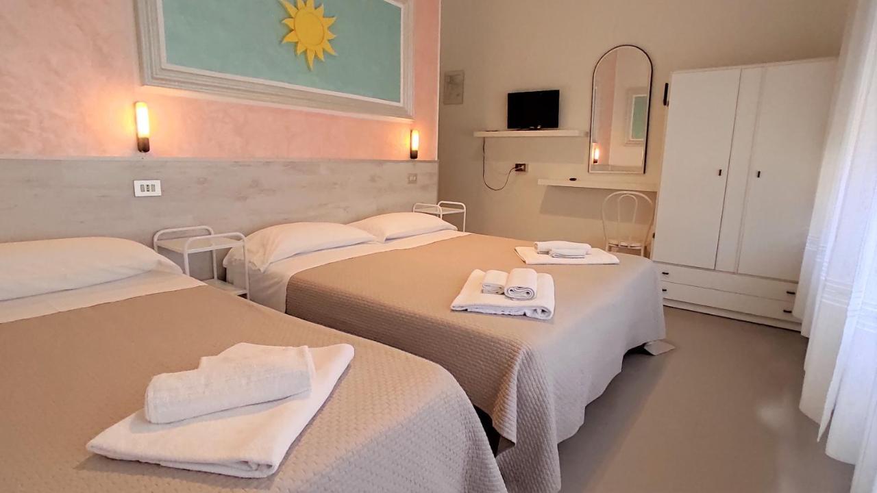 Hotel De Amicis Риччоне Екстер'єр фото