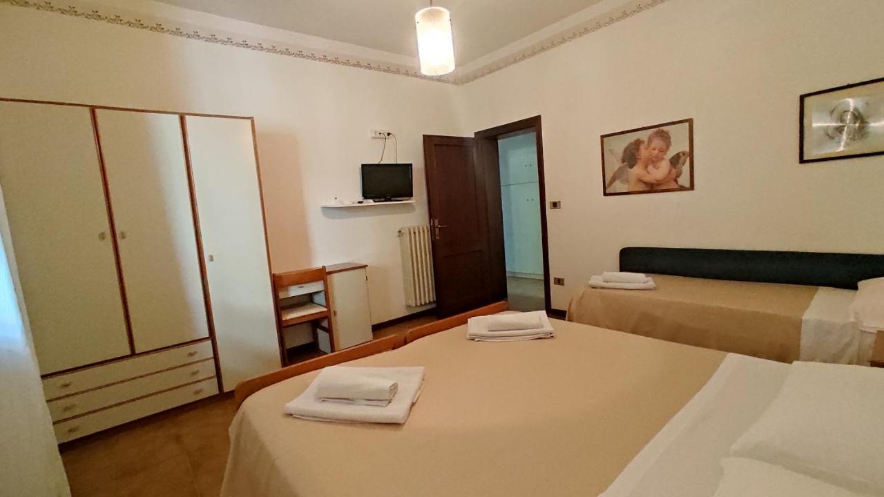 Hotel De Amicis Риччоне Екстер'єр фото