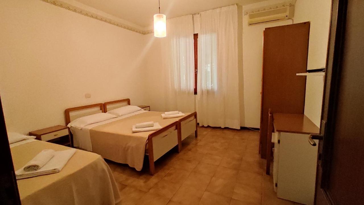 Hotel De Amicis Риччоне Екстер'єр фото