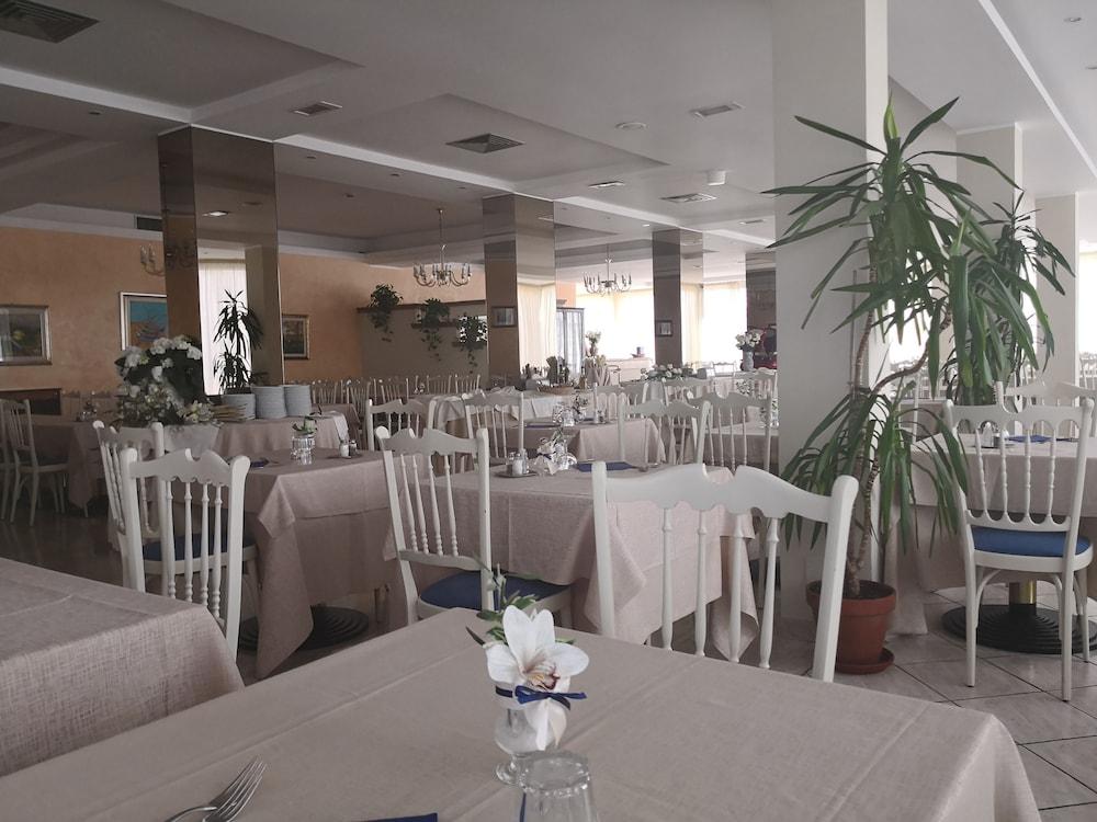 Hotel De Amicis Риччоне Екстер'єр фото