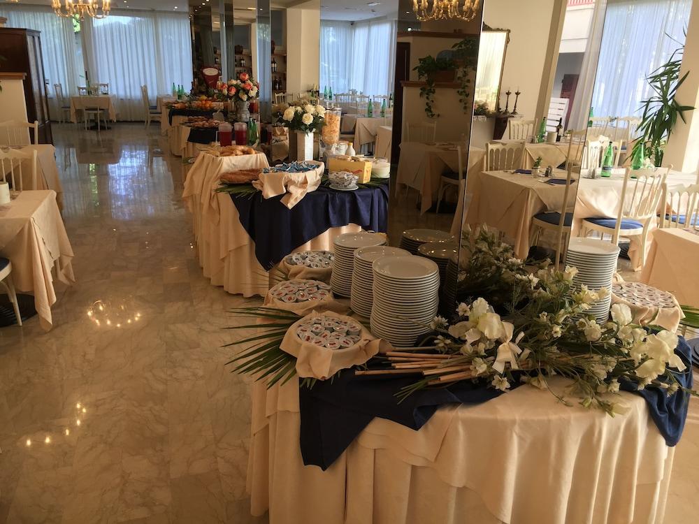Hotel De Amicis Риччоне Екстер'єр фото