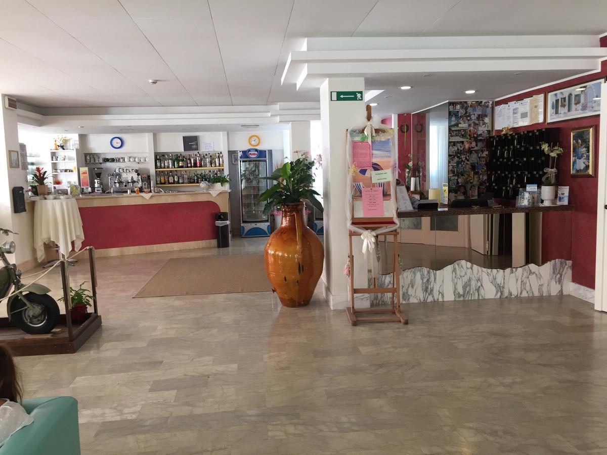 Hotel De Amicis Риччоне Екстер'єр фото