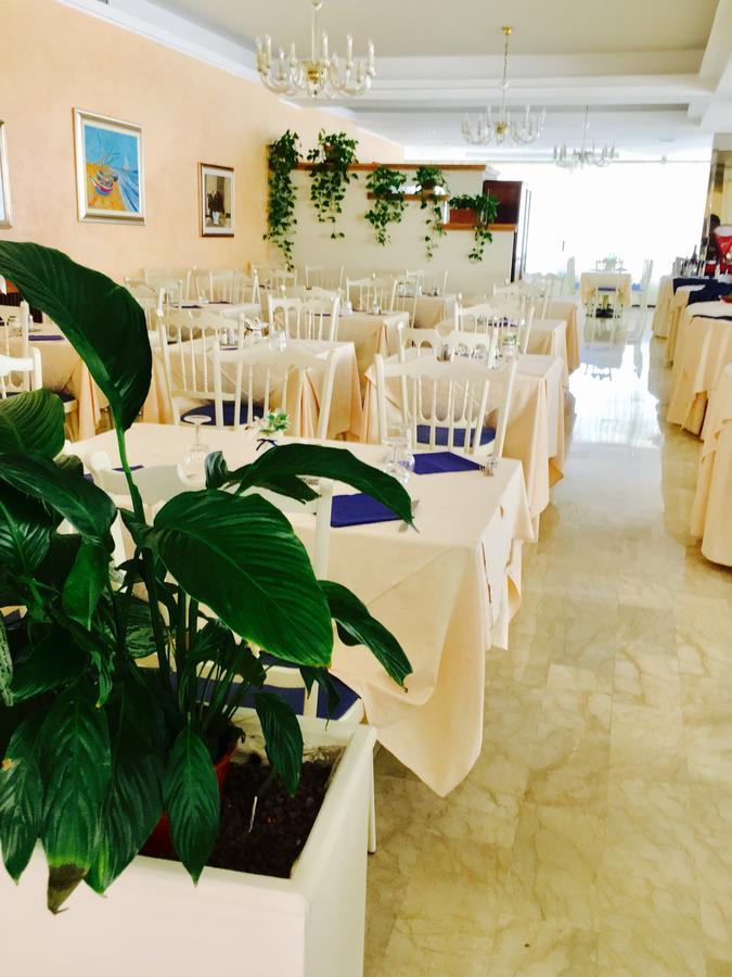Hotel De Amicis Риччоне Екстер'єр фото