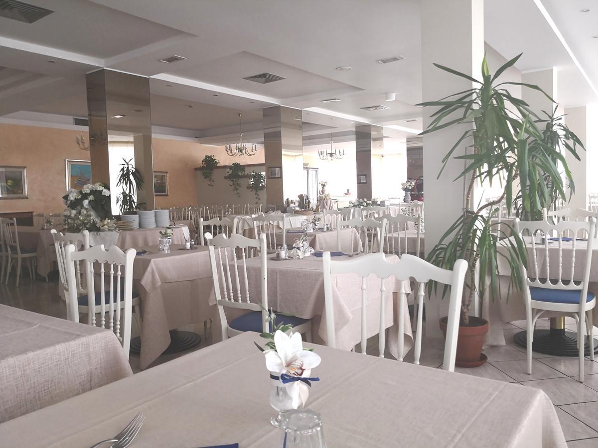 Hotel De Amicis Риччоне Екстер'єр фото