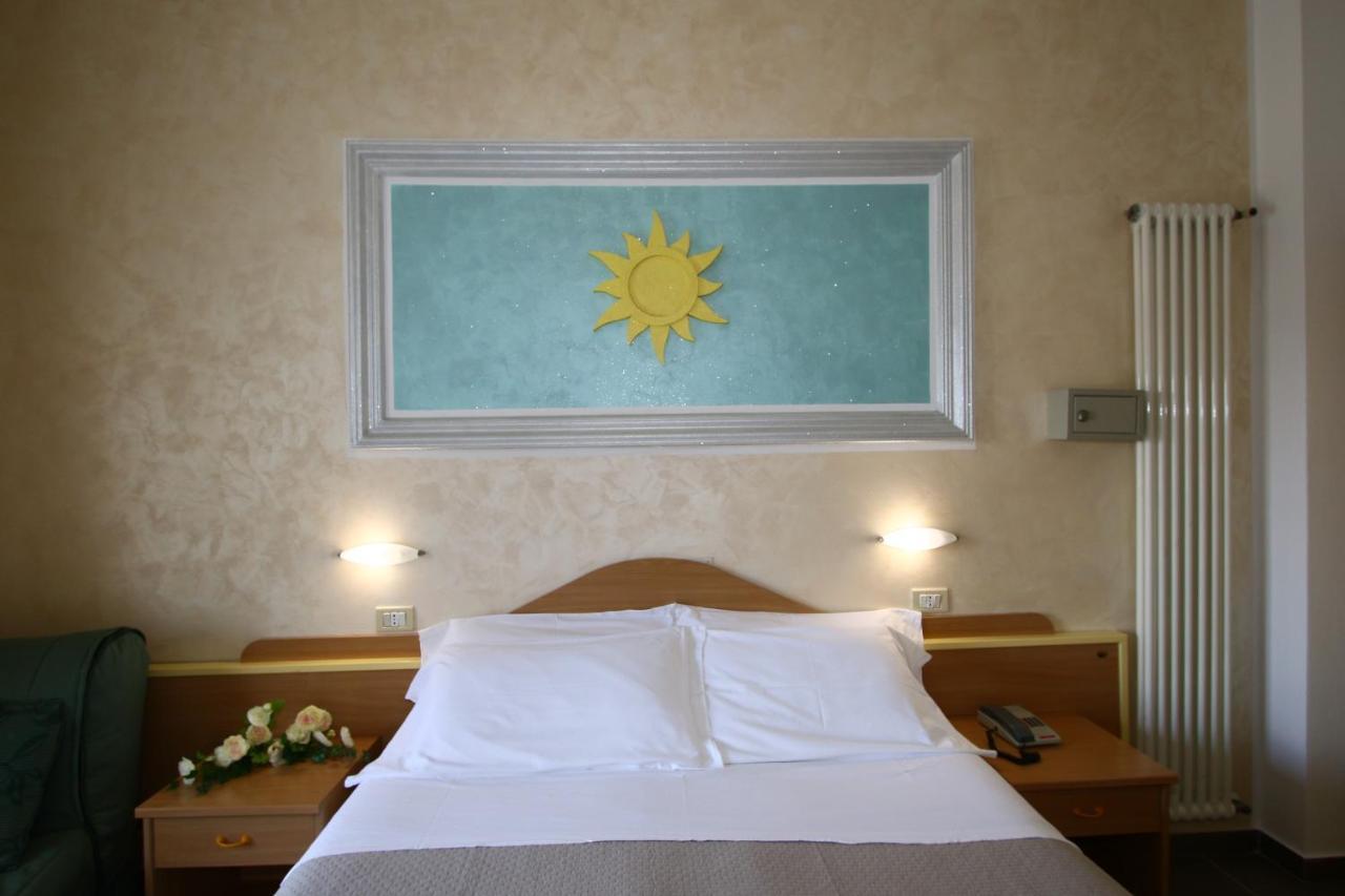 Hotel De Amicis Риччоне Екстер'єр фото