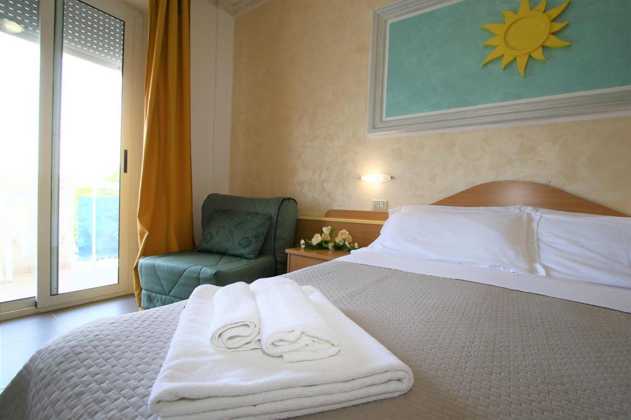 Hotel De Amicis Риччоне Екстер'єр фото